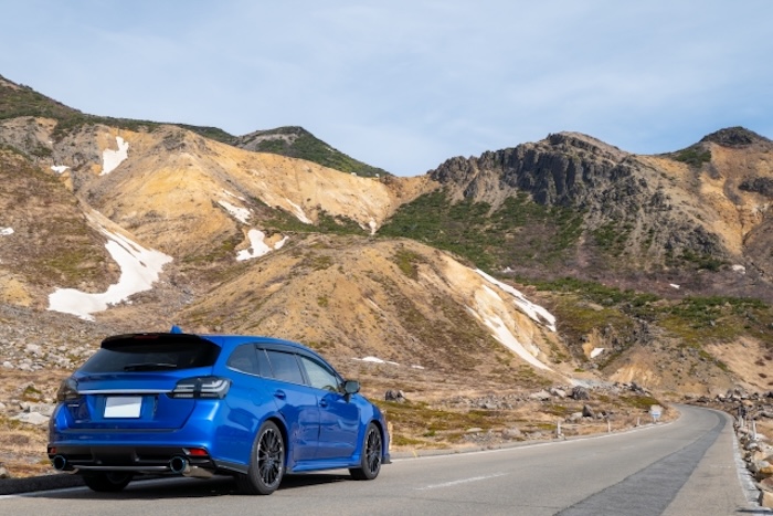 走行中のステーションワゴン