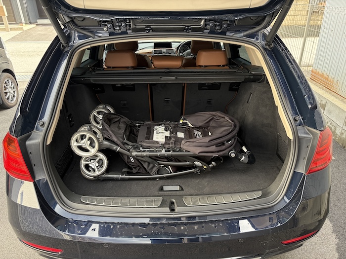 ステーションワゴンの荷室にベビーカーを積載