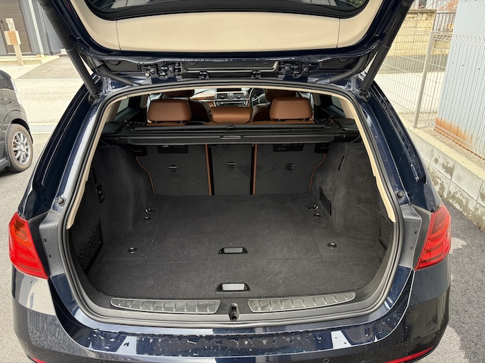 ステーションワゴンの荷室