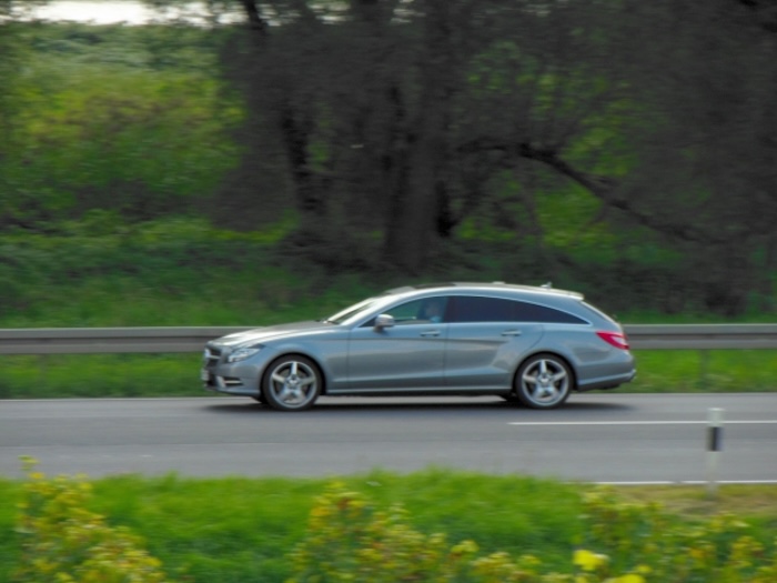 走行中のステーションワゴン